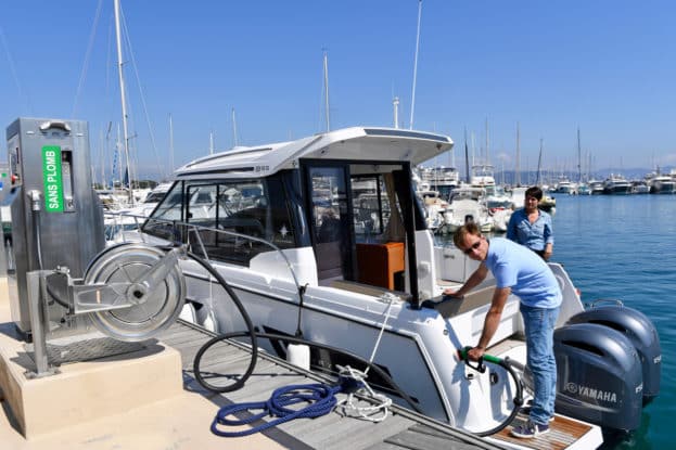 Après permis côtier : Comment faire le plein d’essence de votre bateau à la station en toute sérénité ?